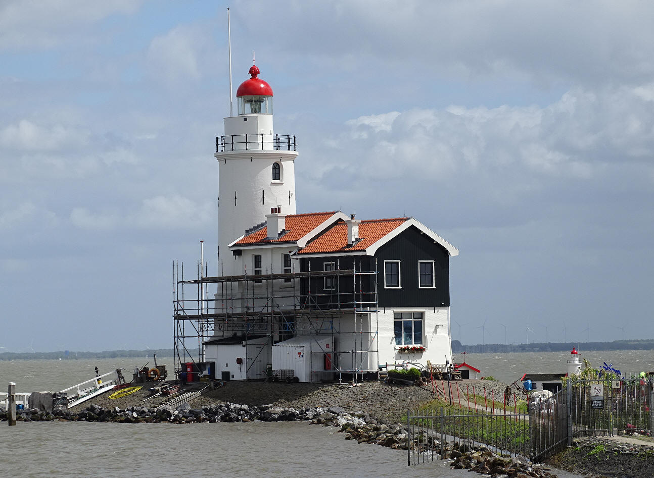 Paard van Marken bijna verlost van de steigers