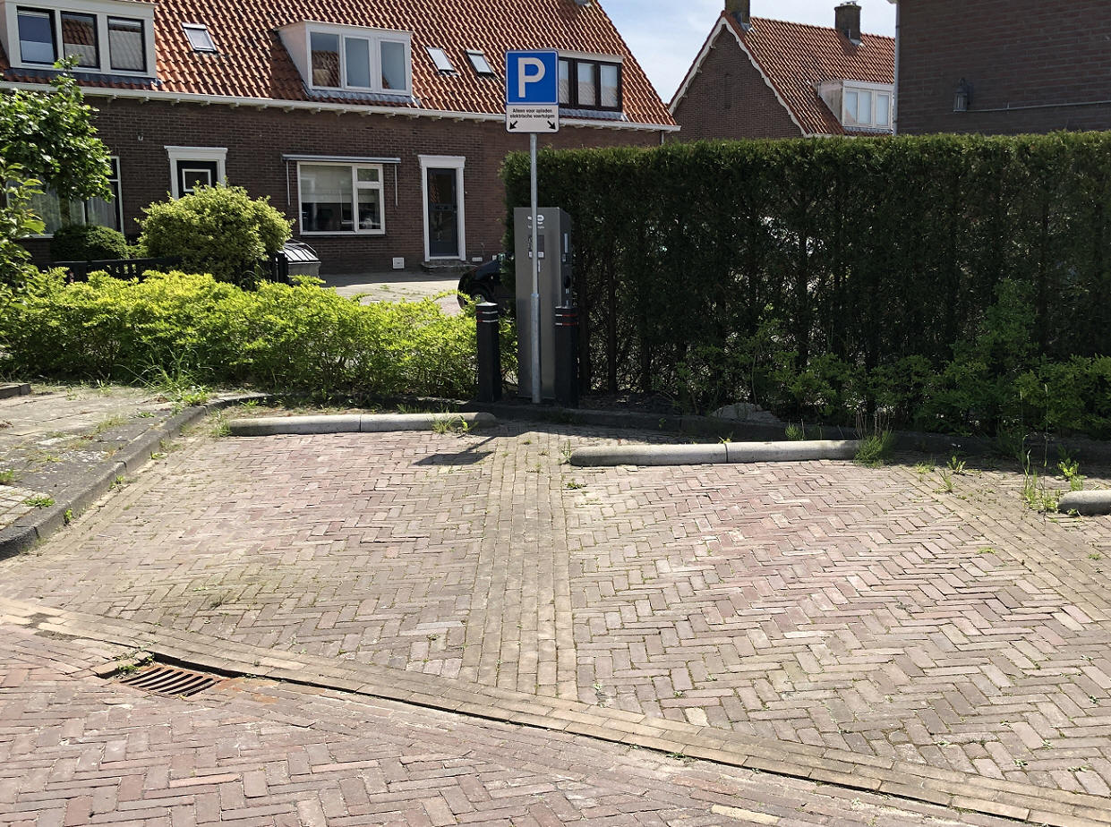 Twee oplaadpunten voor elektrische auto's in Akkerstraat