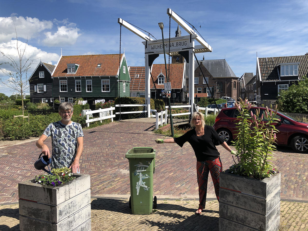 Kees &amp; Eline onderhouden adoptieplantenbak Buurterstraat