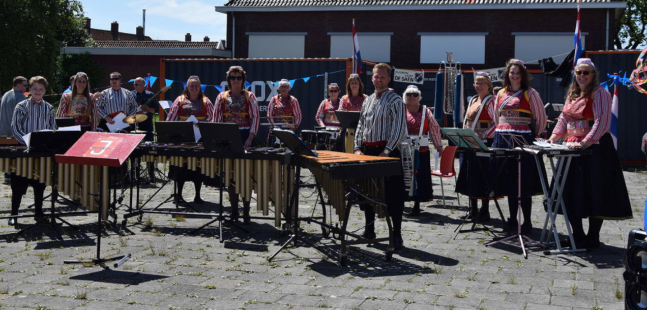 Malletband geeft buitenoptreden in Zaandijk