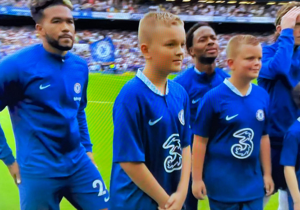 Jason &amp; Dylan de Weijze spelersmascotte bij Chelsea - West Ham United