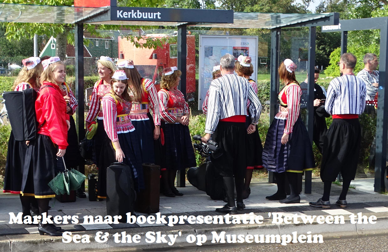 Markers naar boekpresentatie 'Between the Sea &amp; the Sky' op Museumplein