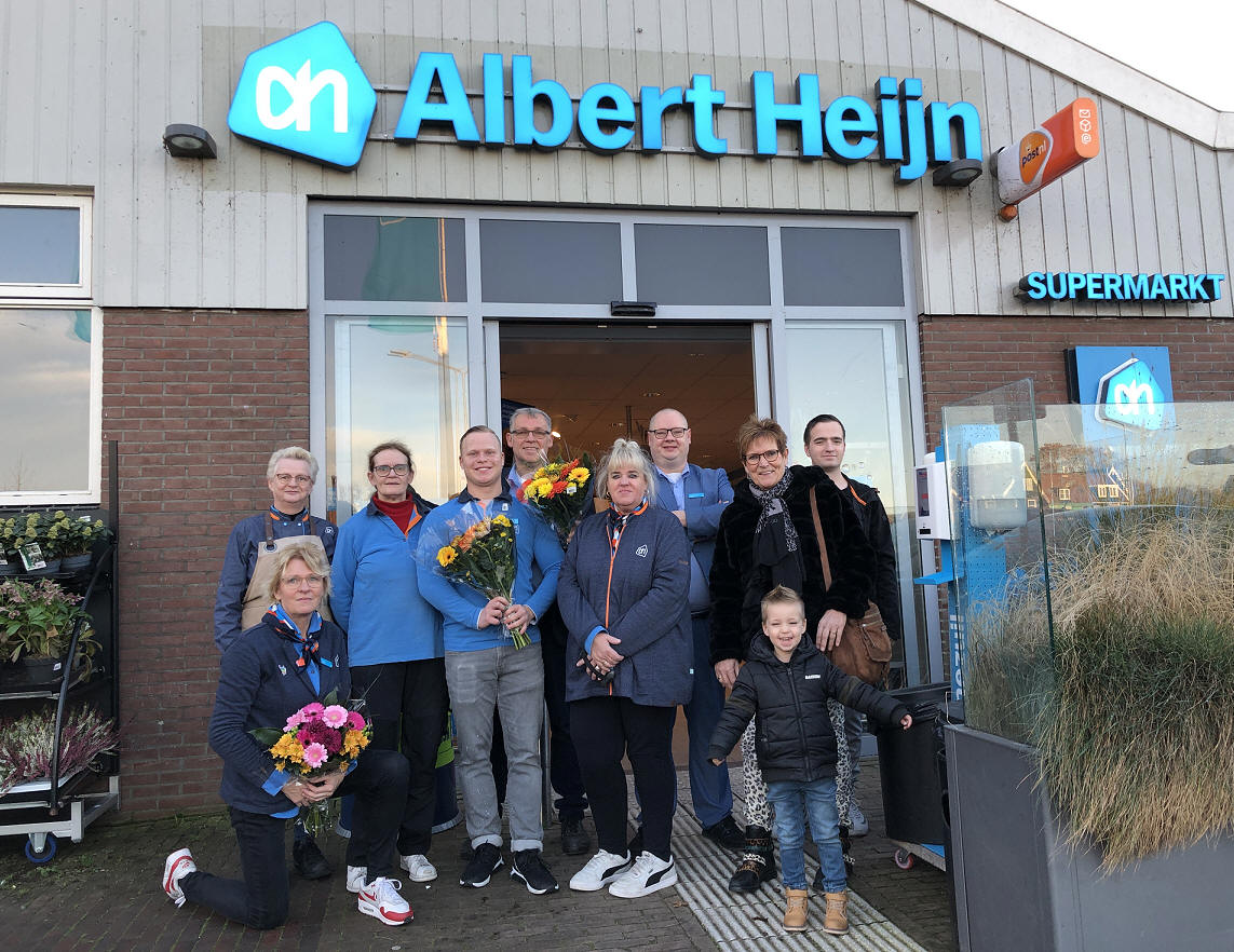 Albert Heijn op Marken viert eerste verjaardag met bloemen