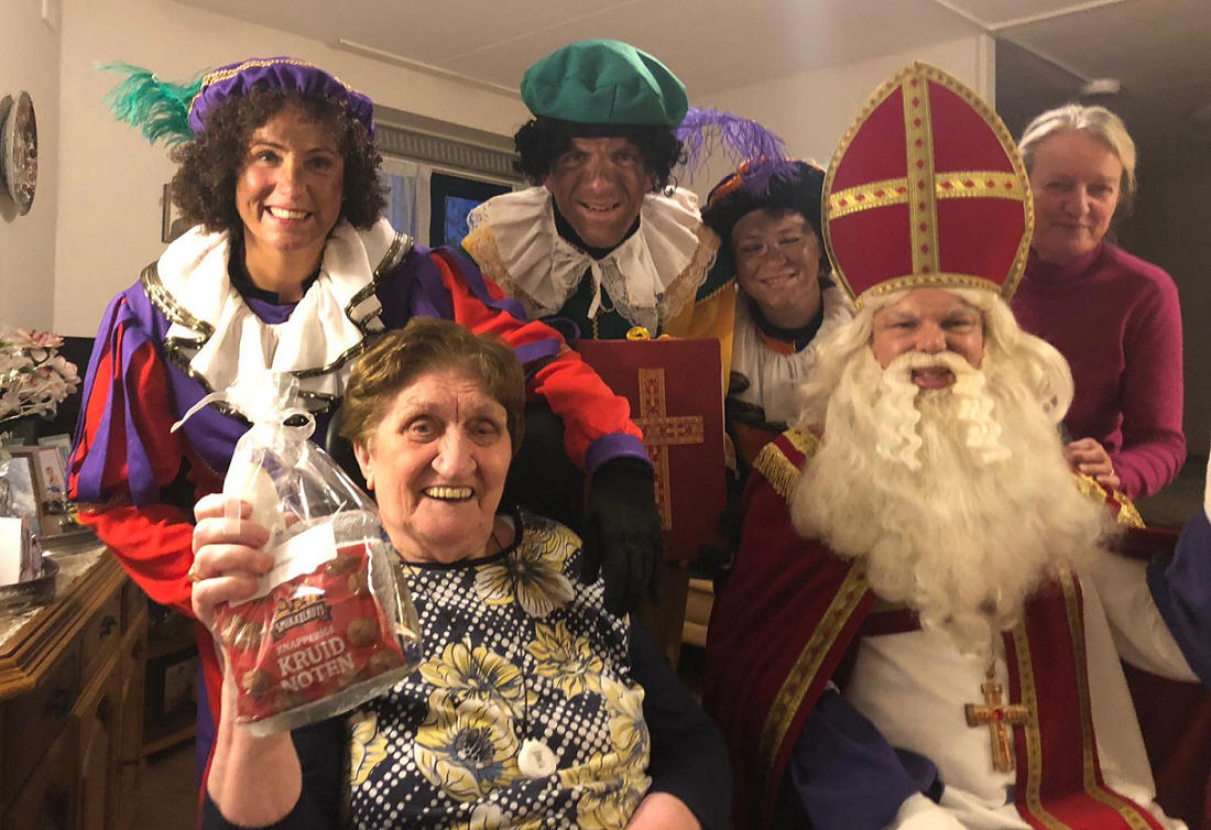 Sinterklaas brengt bezoek aan zorgcentrum Swaensborch