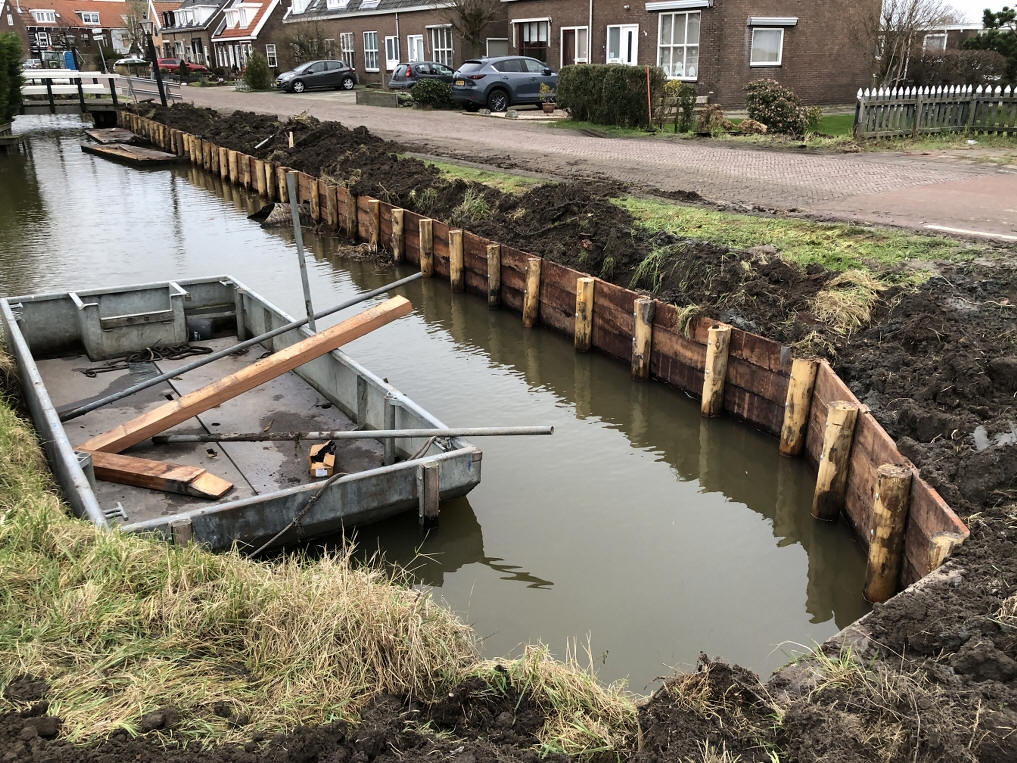 Het begin van nieuwe beschoeiing Zereiderpad staat