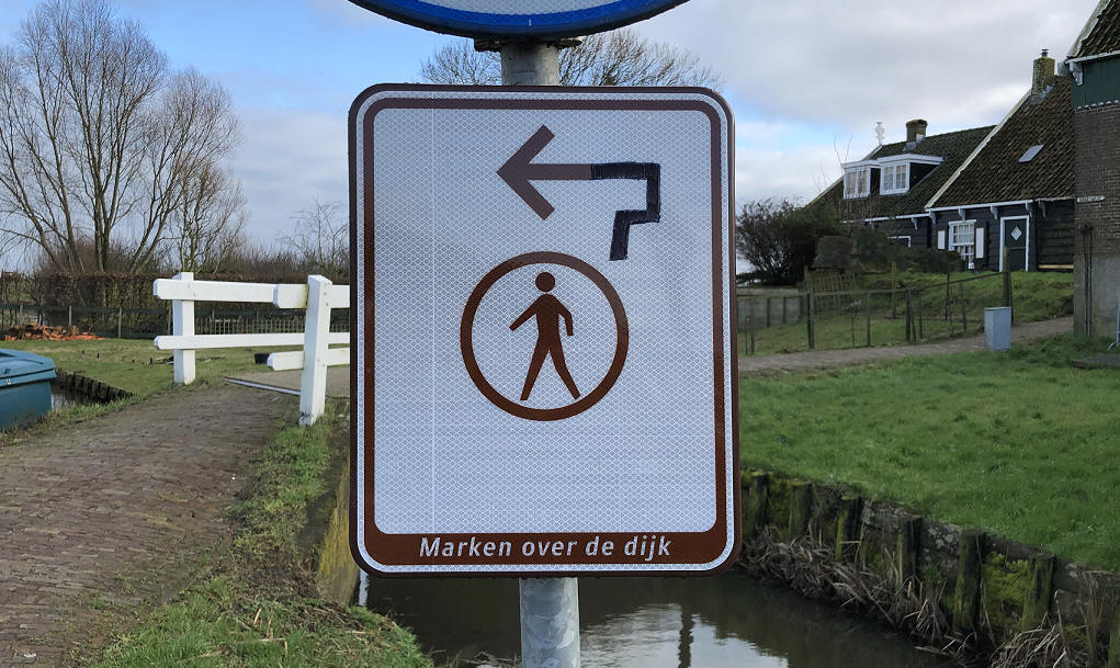 Gespot op Marken: Bordjes met 'Marken over de dijk'