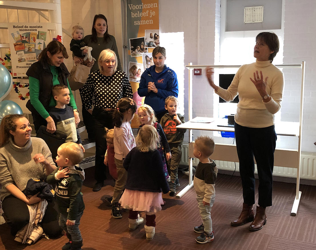 Bibliotheek Marken officieel heropend door wethouder Van de Weijenberg