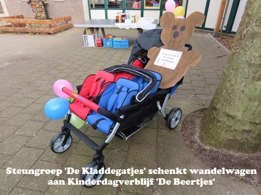 Steungroep 'De Kladdegatjes' schenkt wandelwagen aan Kinderdagverblijf 'De Beertjes'