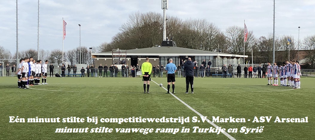 Eén minuut stilte bij competitiewedstrijd S.V. Marken - ASV Arsenal