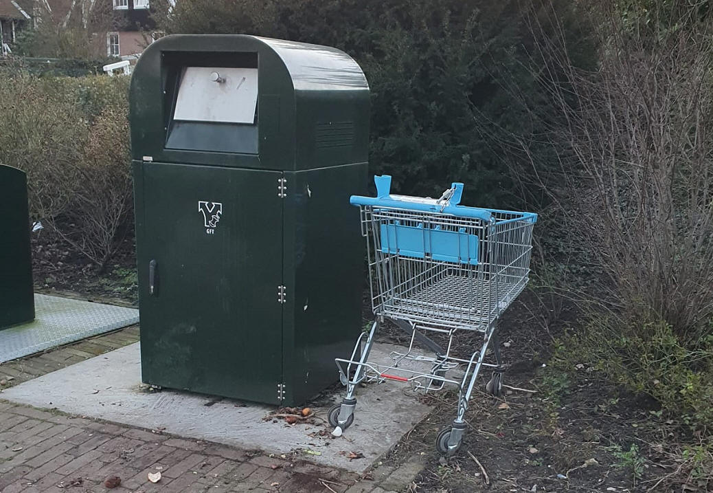 Gespot nabij Het Trefpunt : 'verdwaalde' AH winkelwagen