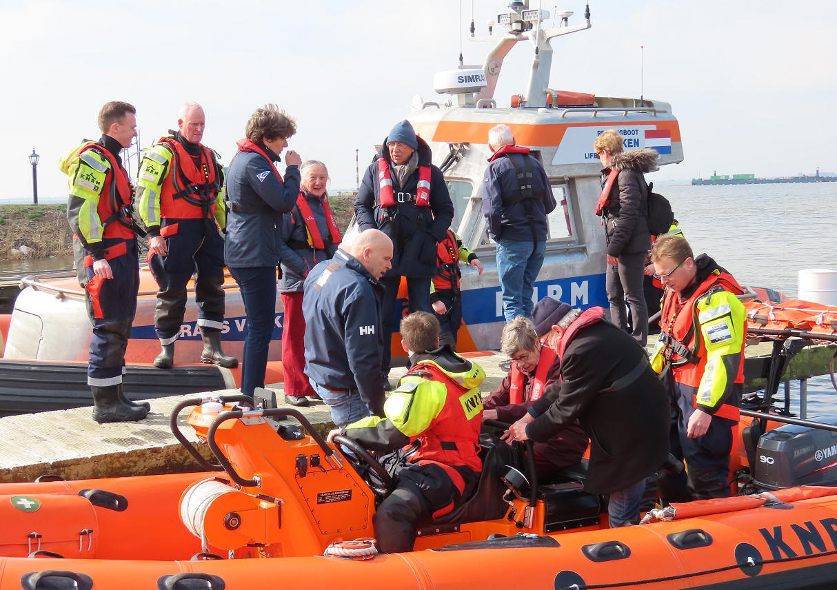 Trouwe KNRM donateurs op bezoek bij reddingstation Marken