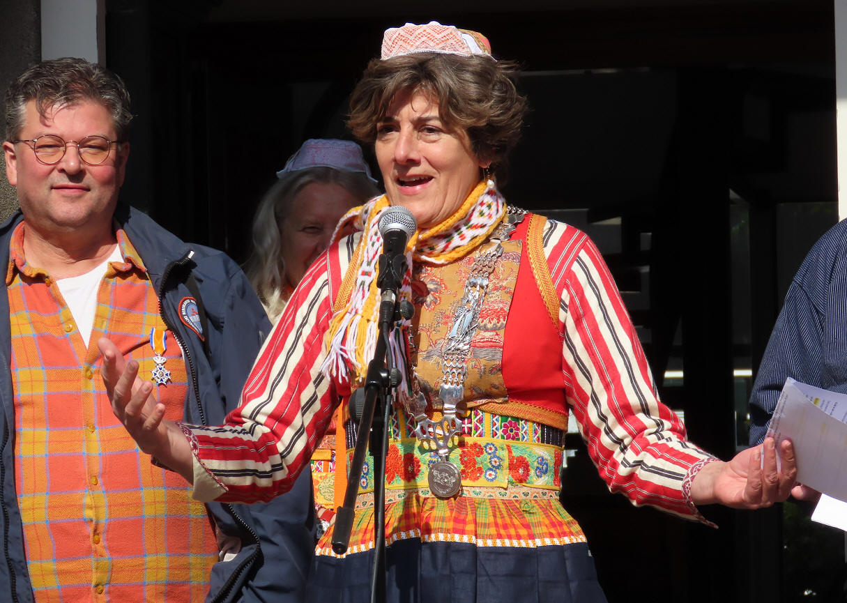 Oranje zonnetje tijdens aubade Koningsdag op Marken