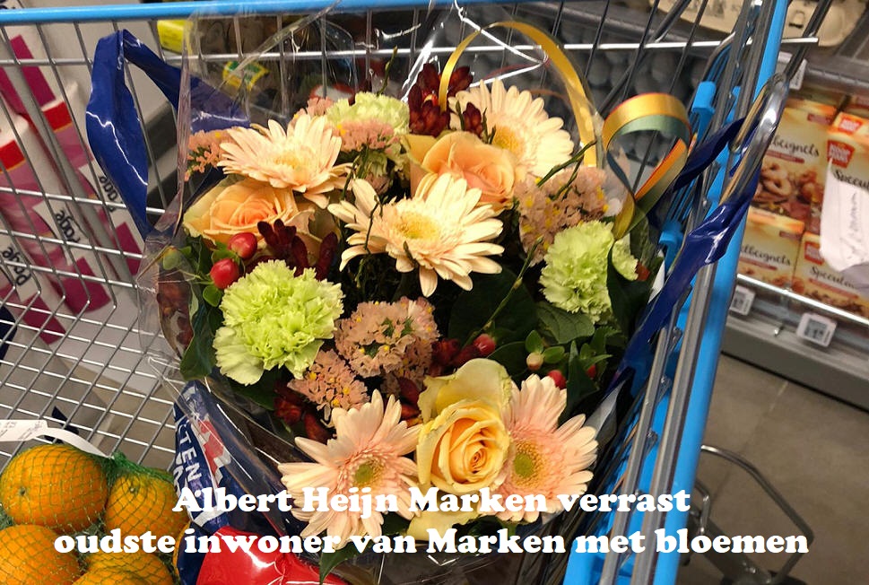 Albert Heijn Marken verrast oudste inwoner van Marken met bloemen