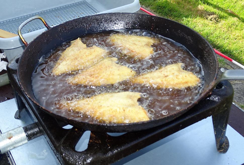 IJsclub Marken bakt scharretjes op zaterdag 17 juni 2023