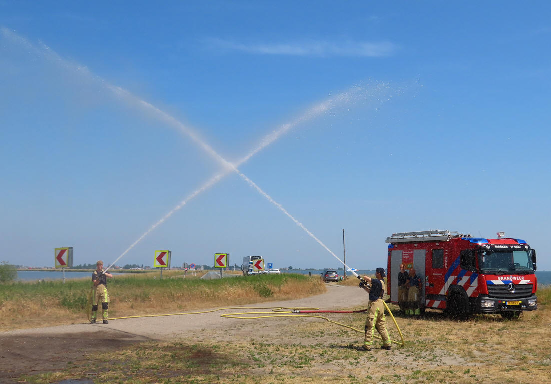 Brandweer Marken maakt water-ereteken voor omgekomen collega’s