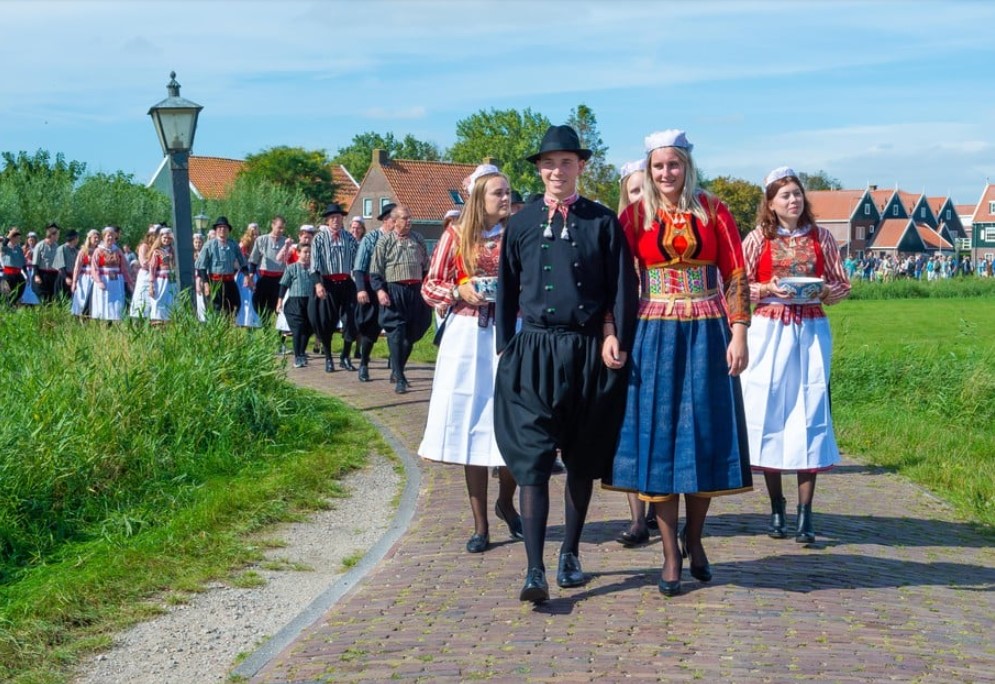 Marken houdt traditie van ijsbruiloft zonder ijs in ere: vier bruidsparen en 250 gasten in traditionele lokale dracht