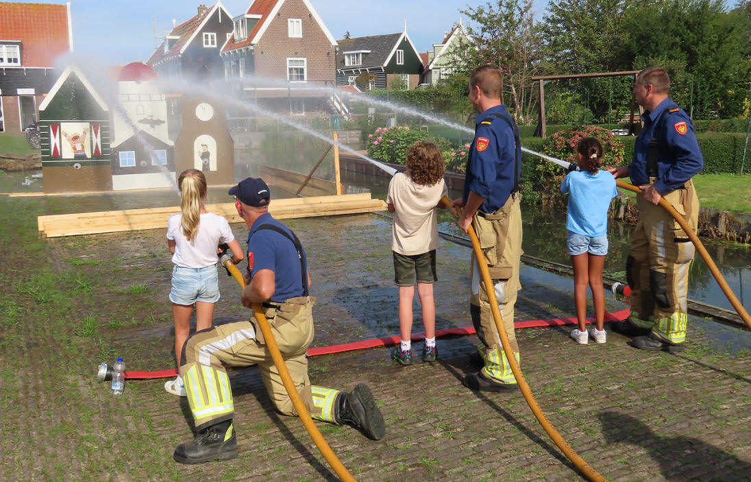 Brand blussen als een echte brandweerman of vrouw