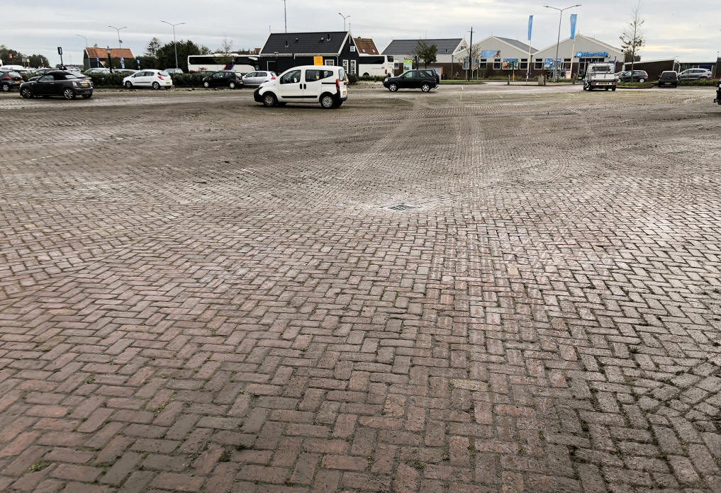 Parkeerterrein Marken aan 'Kets kant' onkruid vrij