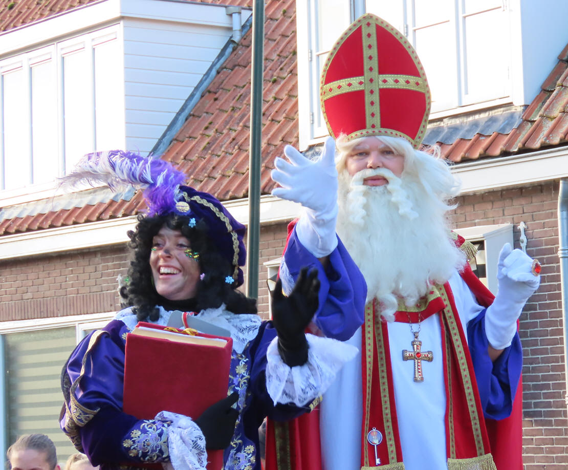 Sinterklaas zet voet aan wal op Marken