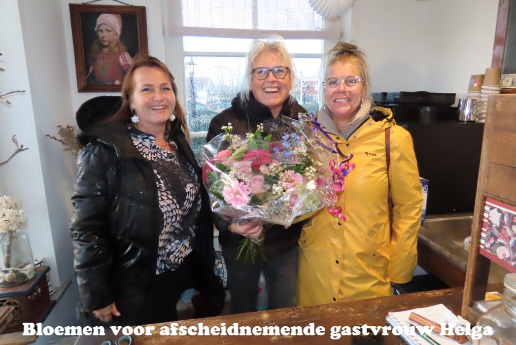 Bloemen voor afscheidnemende gastvrouw Helga