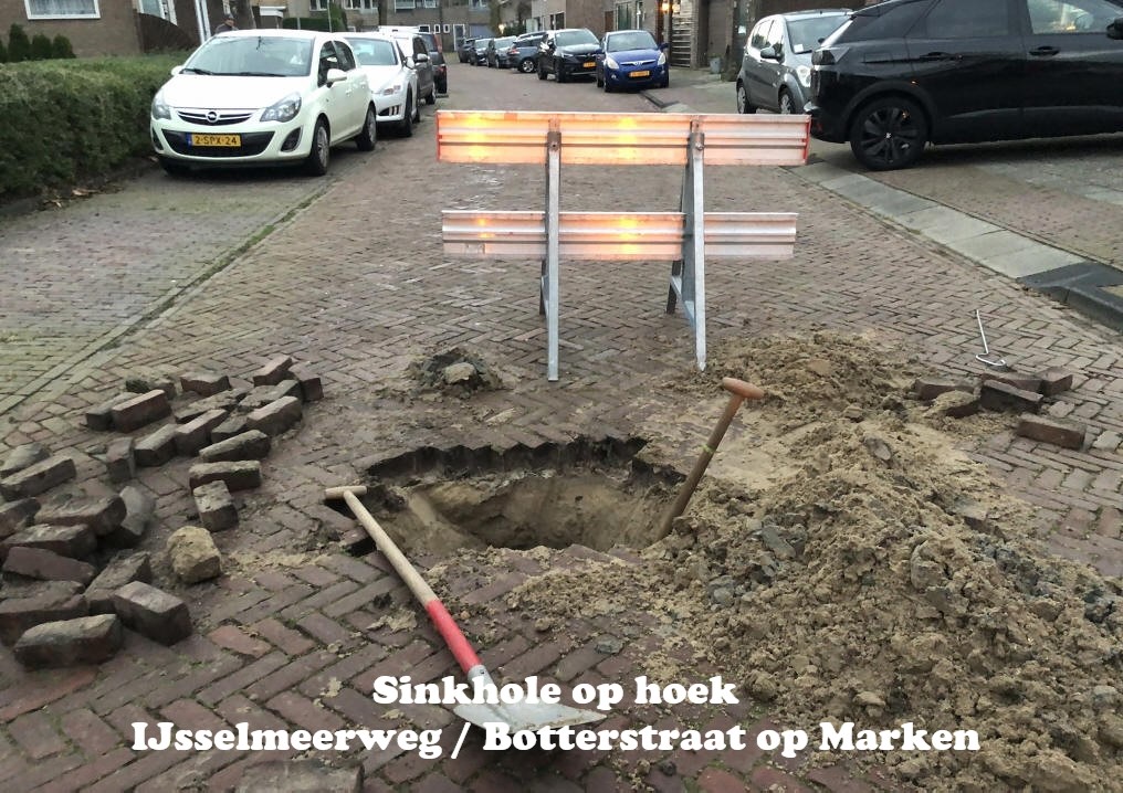 Sinkhole op hoek IJsselmeerweg / Botterstraat op Marken