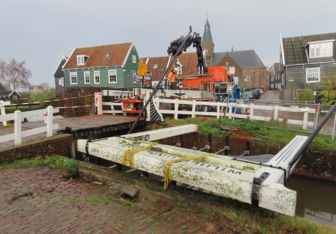 Wethouder Scheepstra geeft startsein voor ontmanteling Wilhelminabrug