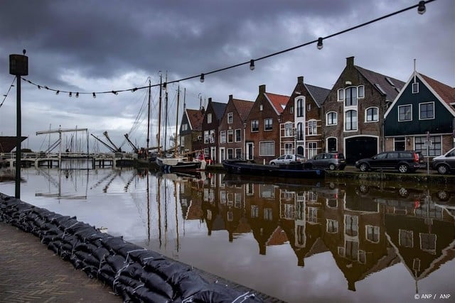 Dijkwachten uit voorzorg ingezet voor dijk bij Marken