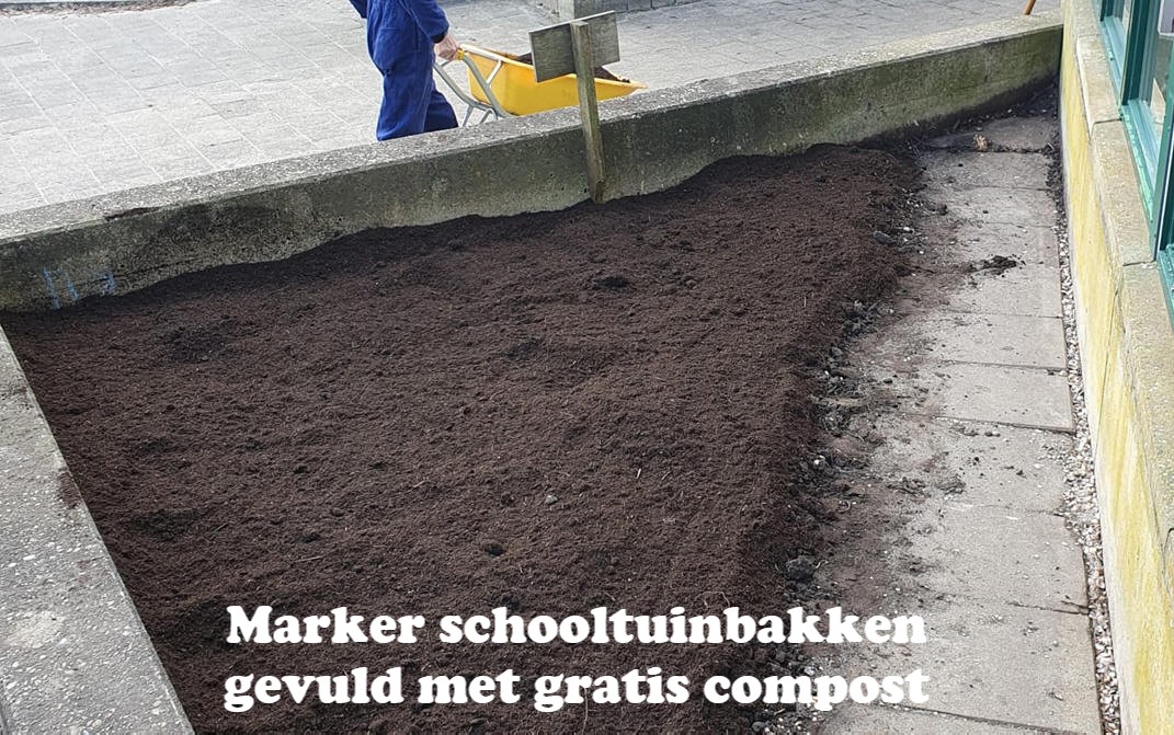 Marker schooltuinbakken gevuld met compost