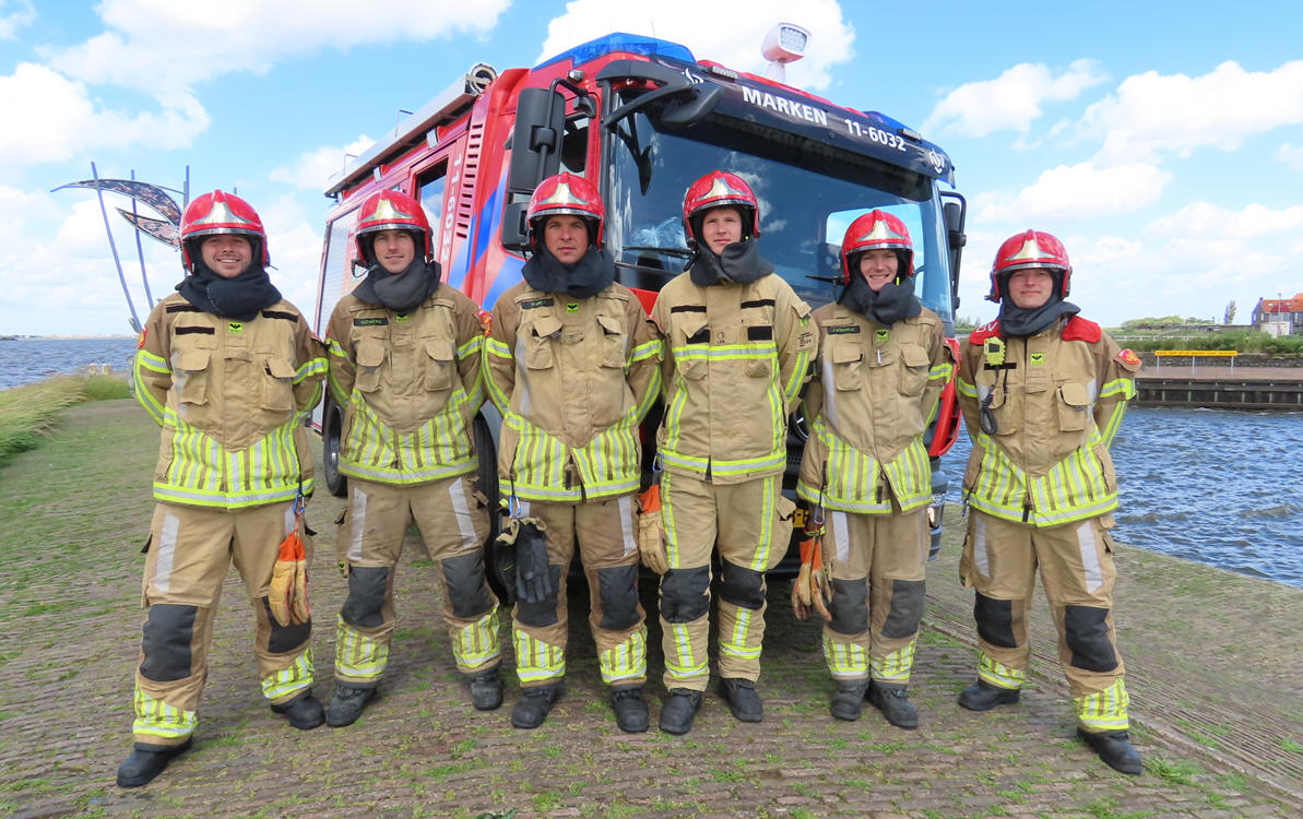 Brandweer Marken maakt water-ereteken voor omgekomen collega’s