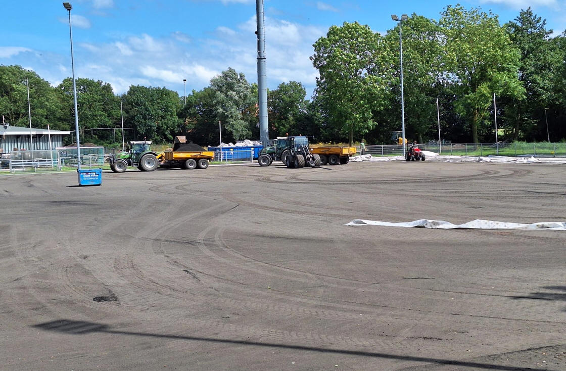 Vervanging toplaag kunstgrasveld Sportvereniging Marken gestart