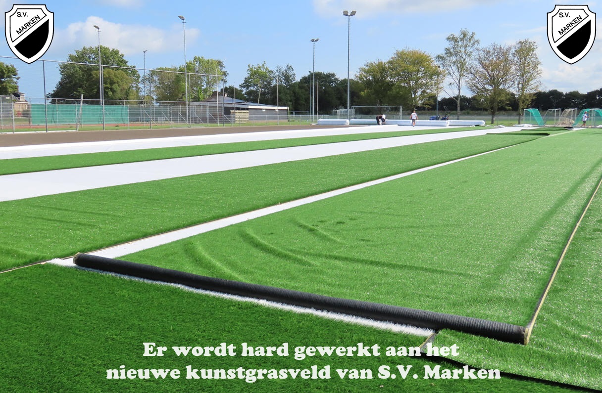 Er wordt hard gewerkt aan het nieuwe kunstgrasveld van S.V. Marken