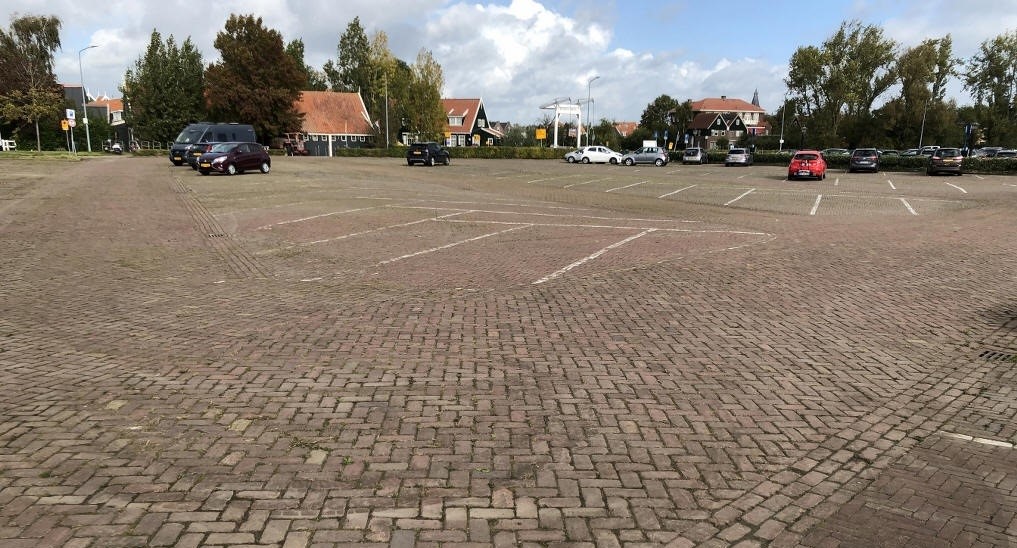 Parkeerterrein aan Kets kant 'bijna' onkruid vrij