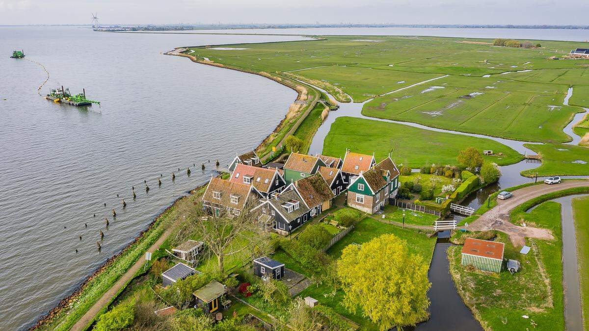 Rijkswaterstaat wil werk aan damwand op Marken hervatten, met minder trillingen