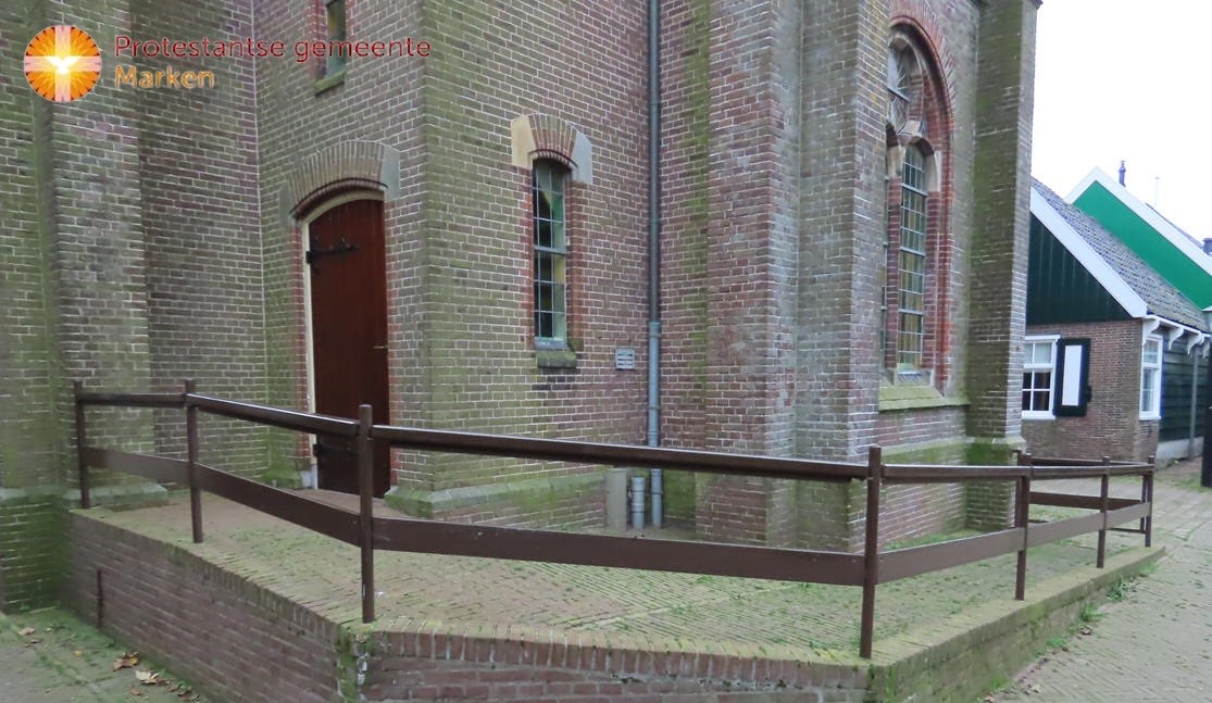 Toegang tot Grote Kerk aan de Kerkbuurt op Marken aangepast