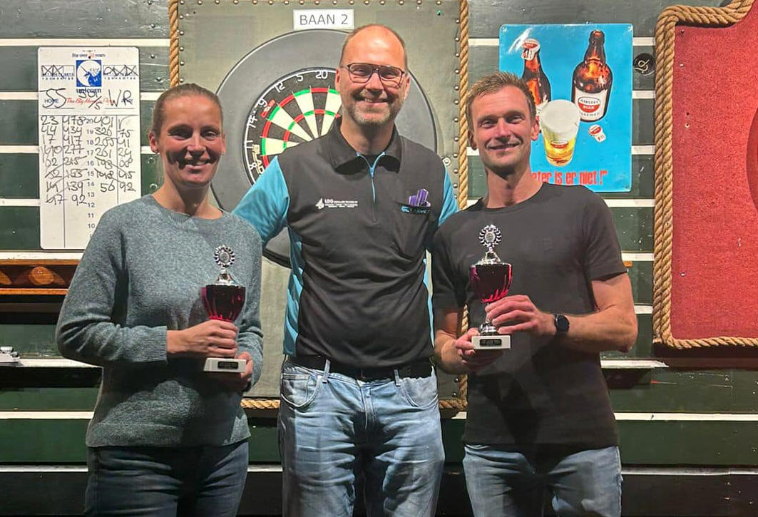 Wendy &amp; René winnen Mix Koppel Dart Toernooi