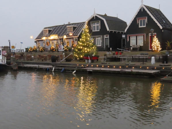 Kerstbomen op de haven van Marken