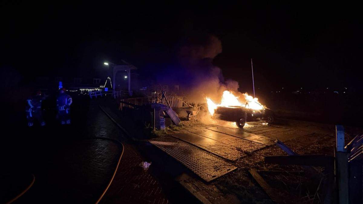 Auto brandt uit in Marken, politie doet onderzoek naar oorzaak