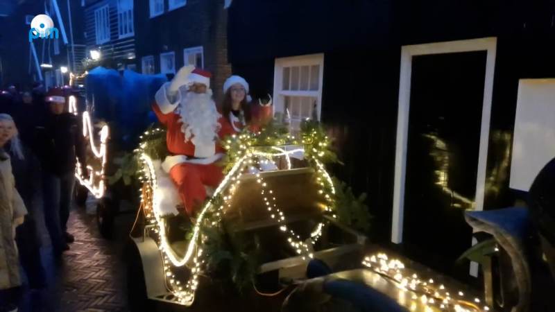 Kerstman brengt weer cadeaus rond op Marken