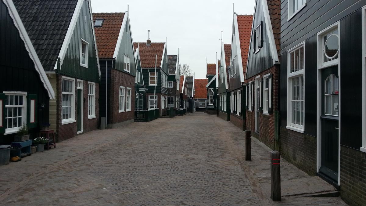 Gemeente weigert zonnepanelen op dak woning Marken