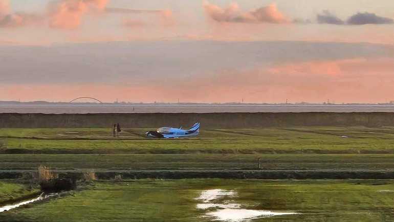 Sportvliegtuigje maakt noodlanding in weiland Marken