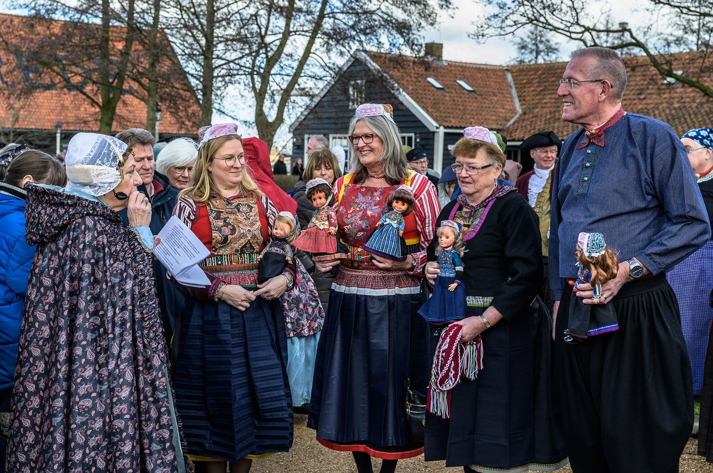 Modeshow met oer-Hollandse klederdracht op de Zaanse Schans