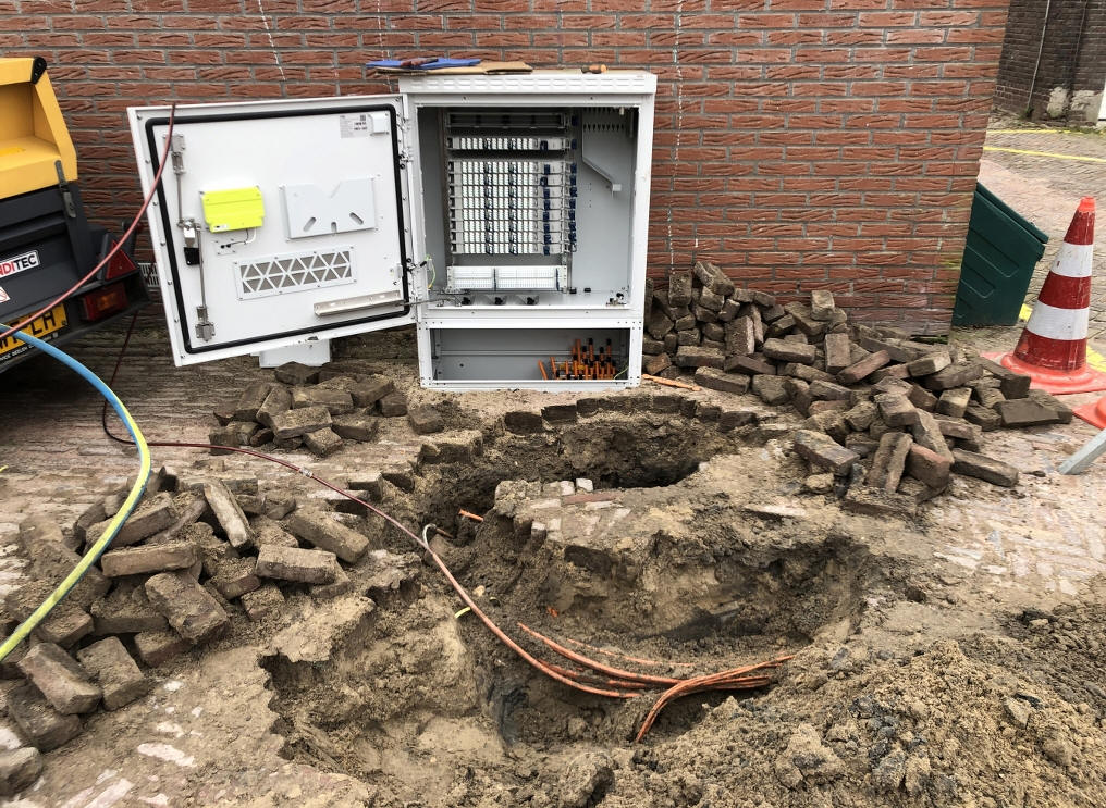 Er wordt hard gewerkt aan het glasvezel project op Marken