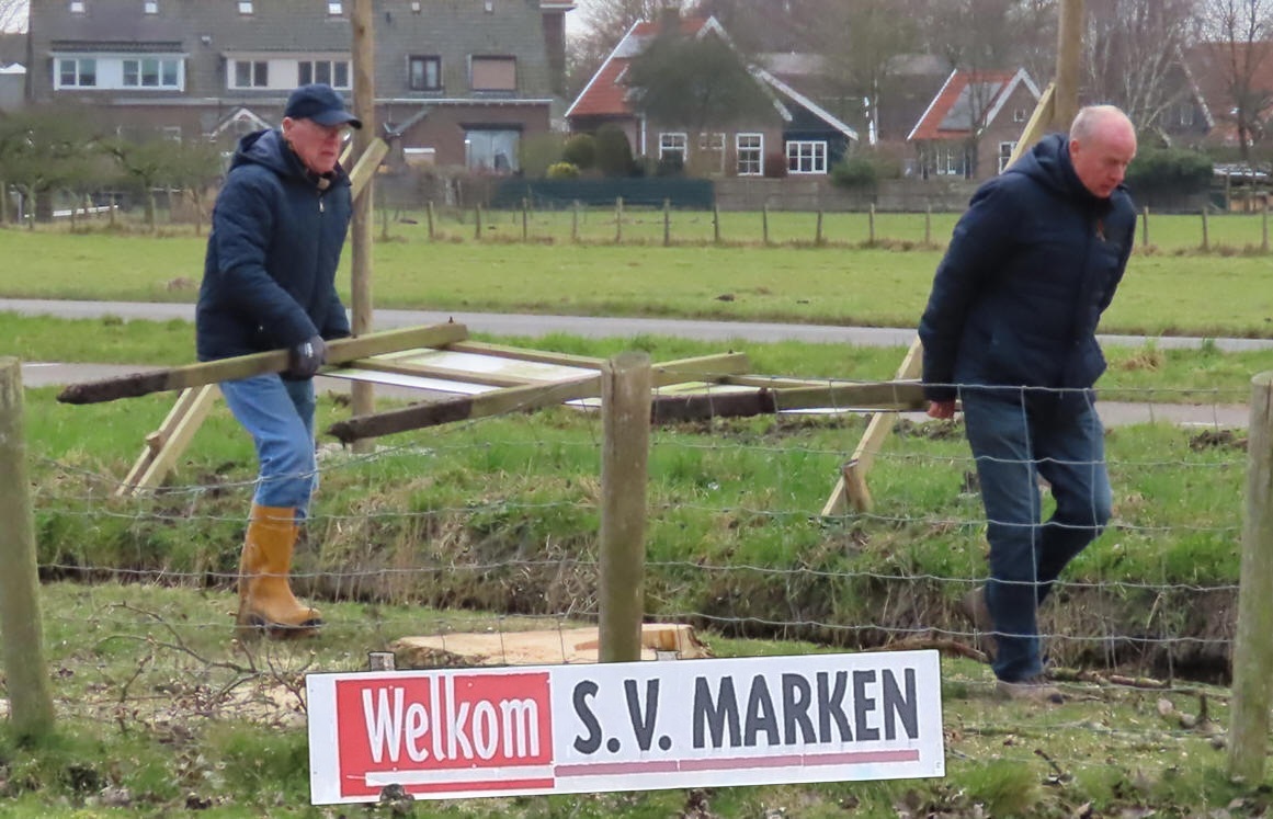 S.V. Marken vrijwilligers Klaas &amp; Jan 'redden' Welkom bord S.V. Marken