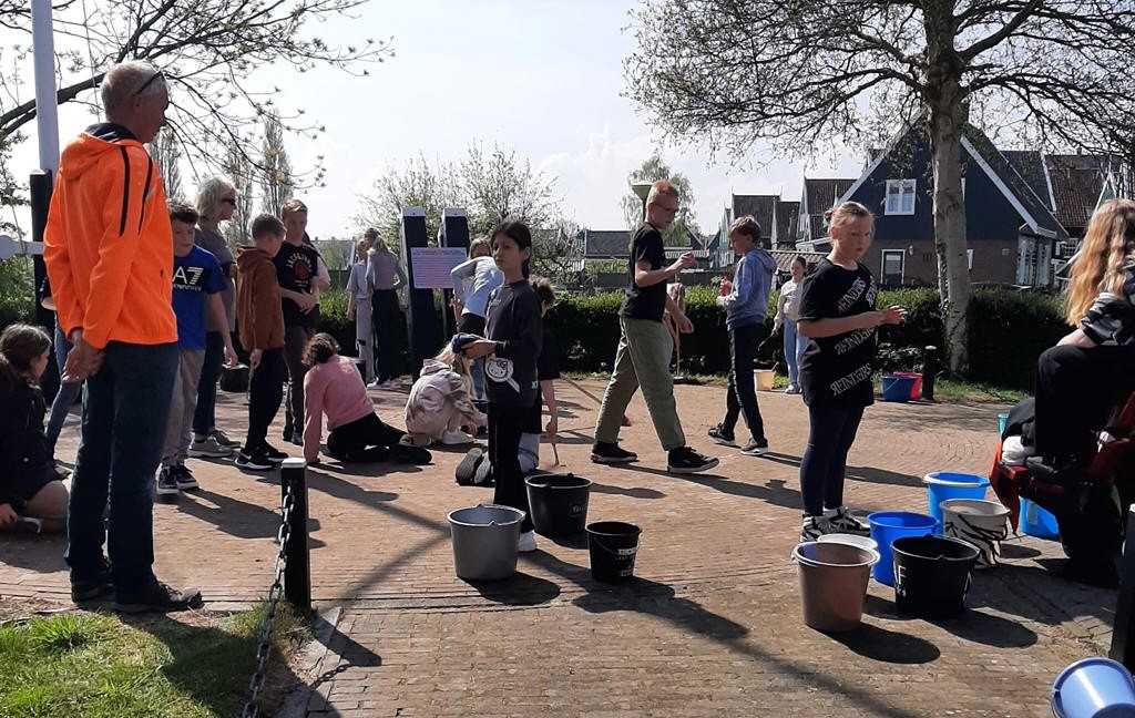 Marker schoolkinderen onderhouden oorlogsmonumenten