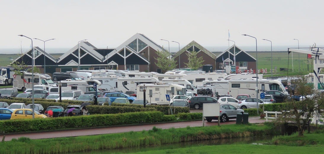 'Camper paradijs' op de gemeentelijke parkeerplaats van Marken