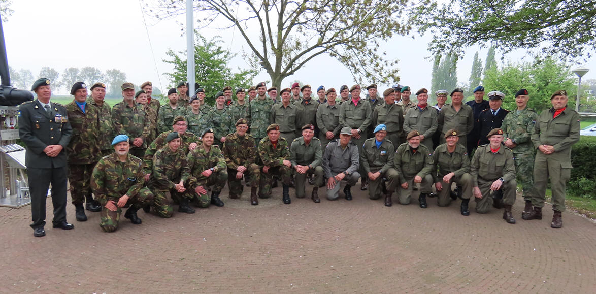 Marker (ex)militairen hijsen de vlag op het Kerkplein van Marken