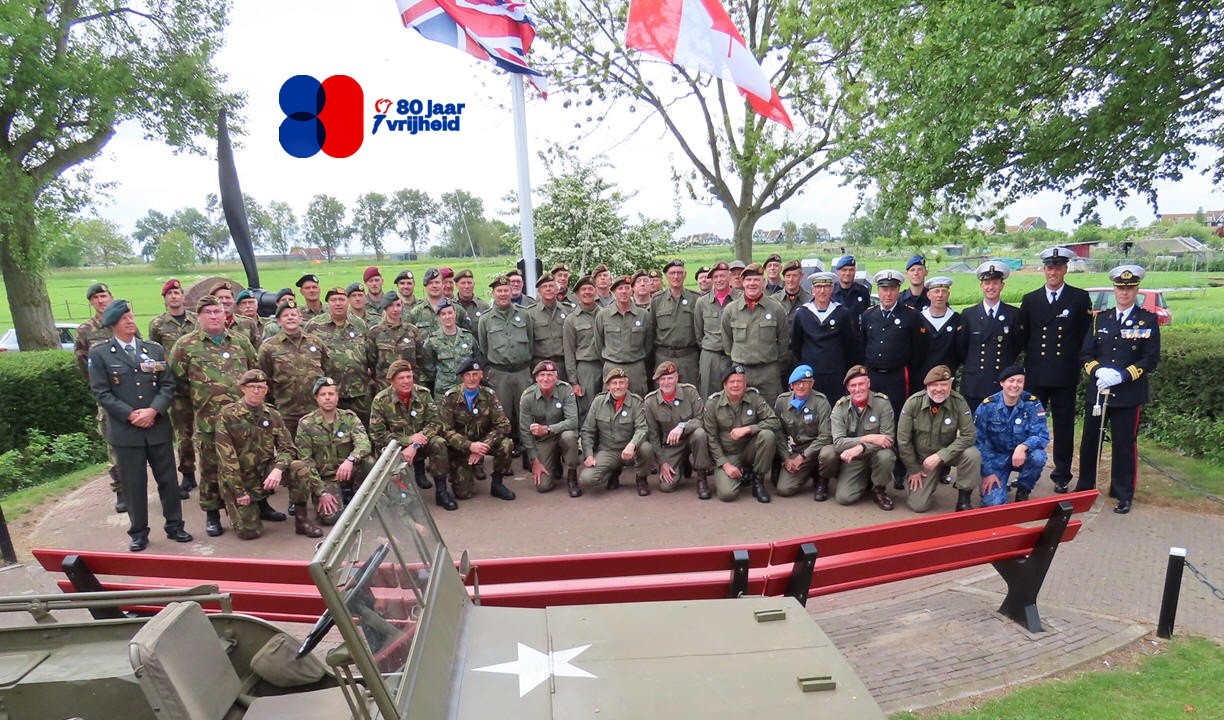 Vlaghijsen door Marker (ex)militairen op Bevrijdingsdag
