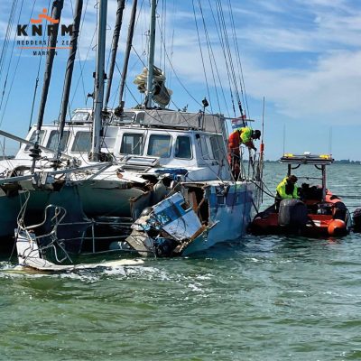 Aanvaring tussen grote catamaran en binnenvaartschip op Markermeer