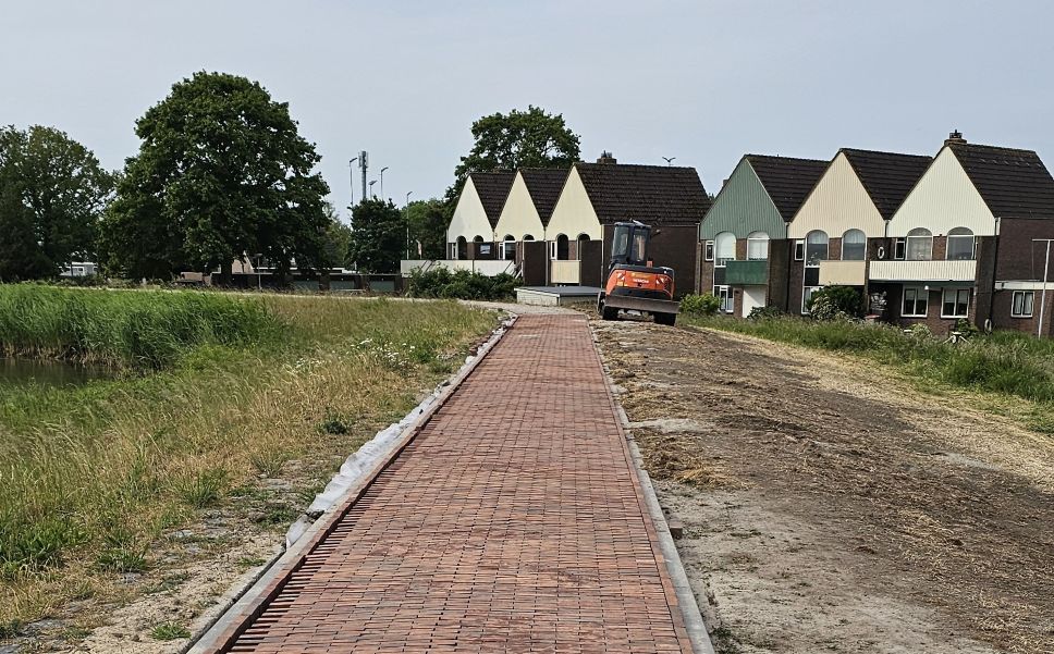 Eerste meters herbestrating Noordkade van Marken gerealiseerd – nog 3 kilometer te gaan