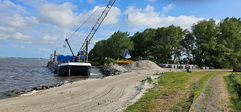 Tijdelijke haven aan het begin van de Bukdijk
